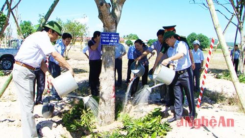 Đoàn trồng cây lưu niệm tại khuôn viện Khu Di tích