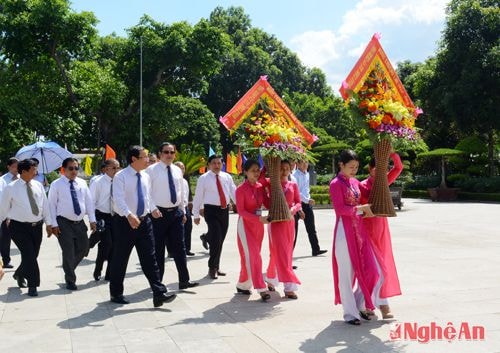 Đoàn công tác Văn phòng Chính phủ 2 nước Việt Nam và Lào về thăm khu di tích Kim Liên.