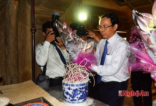 Đồng chí Nguyễn Văn Nên thành kính dâng bó hoa thơm tỏ lòng thành kính trước bàn thờ tại quê nội Chủ tịch Hồ Chí Minh muôn vàn kính yêu.