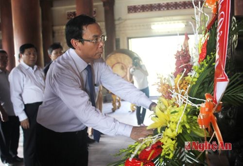 Đồng chí Nguyễn Văn Nên dâng lẵng hoa tươi thắm tưởng nhớ trước anh linh các liệt sỹ…