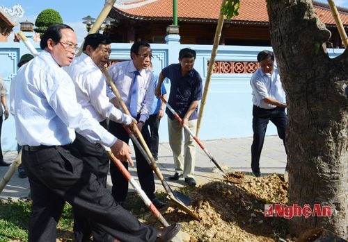 Đoàn công tác trồng cây lưu niệm trong khuôn viên Khu di tích Truông Bồn.