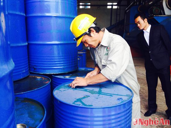 Chế biến dầu cá ở Công ty XK thủy sản Su ri Diễn Châu