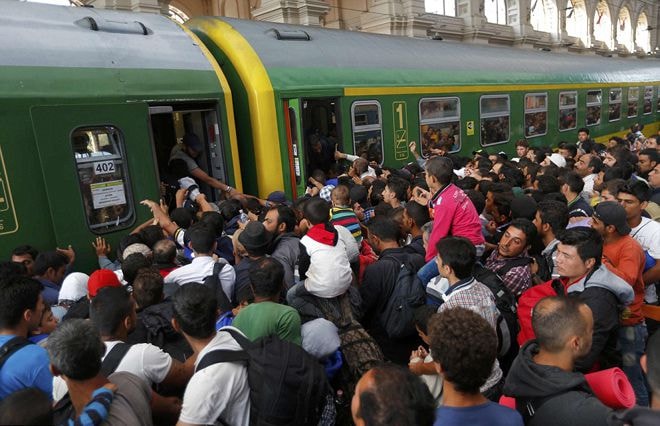 Hàng trăm người di cư chen chúc ở nhà ga Keleti, thủ đô Budapest, Hungary, để lên tàu với hy vọng có thể di cư sang Áo hoặc Đức. Chính phủ Hungary hôm qua cho phép hàng trăm người di cư lên tàu hỏa để đến biên giới với Áo nhằm chấm dứt tình trạng đối đầu kéo dài nhiều ngày qua ở thủ đô Budapest. Sau khi cảnh sát rút khỏi khu vực này, người di cư, bao gồm cả phụ nữ và trẻ em, ùn ùn kéo đến tập trung ở nhà ga.  Nguồn: Reuters 