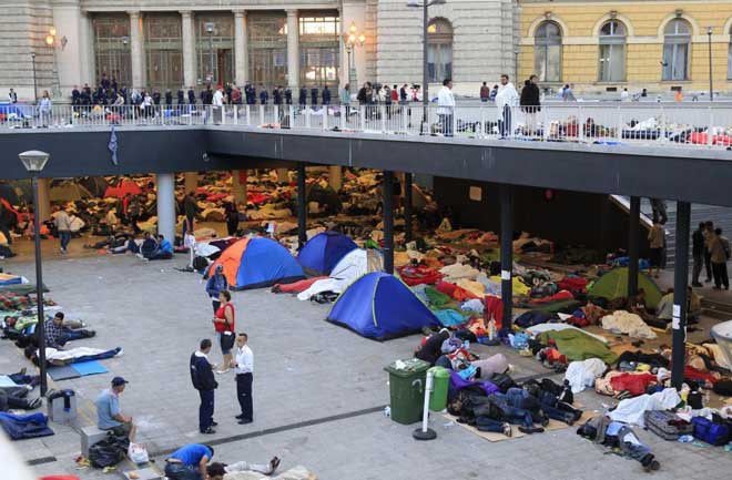 Tại Budapest, cảnh sát ước tính có khoảng 3.000 người đang cắm trại phía ngoài nhà ga Keleti. Điều kiện sinh hoạt tại đây đã trở nên khó khăn dù các tình nguyện viên liên tục cung cấp nước uống, đồ ăn, thuốc men và phun chất khử trùng.  Nguồn: Reuters 