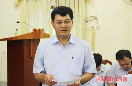 Phạm Trọng Hoàng báo cáo tình hình kinh tế - xã hội huyện Tương Dương 8 tháng đầu năm 2015.