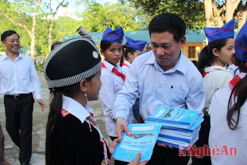 Đồng chí Hồ Đức Phớc tặng quà cho học sinh Trường THCS Xá Lượng.