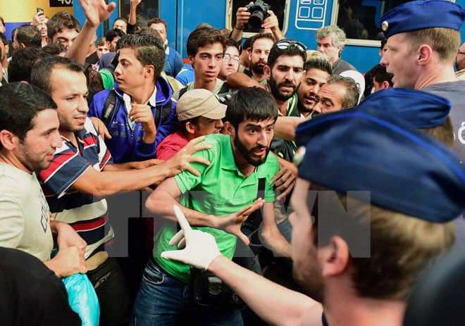 Người nhập cư tại nhà ga Keleti ở Budapest, Hungary ngày 1/9. (Ảnh: AFP/TTXVN)