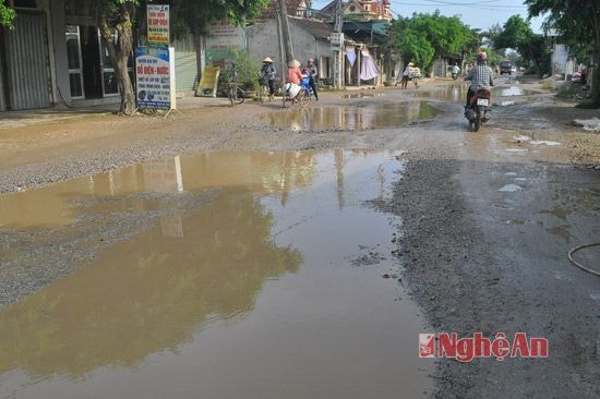 Mỗi khi mưa xuống, lòng đường như một mương chứa nước tiềm ẩn nhiều nguy hiểm cho người đi đường