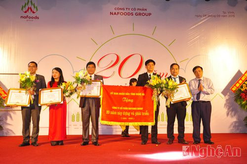 Thay mặt UBND tỉnh, đồng chí Huỳnh Thanh Điền đã trao tặng bức trướng cho Công ty Nafoods và bằng khen của UBND tỉnh cho 4 cá nhân