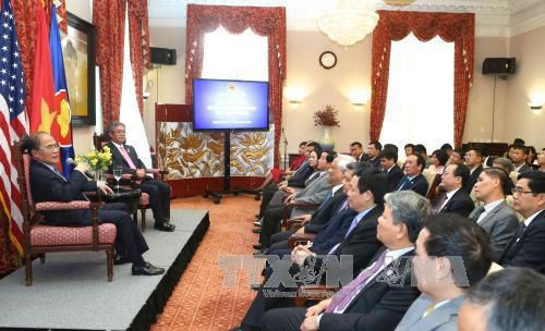 Chủ tịch Quốc hội Nguyễn Sinh Hùng nói chuyện với cán bộ nhân viên Đại sứ quán Việt Nam tại Hoa Kỳ. 