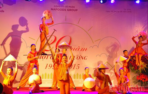 Tiết mục văn nghệ chào mừng của đoàn Ca múa nhạc dân tộc Nghệ An trong Lễ kỷ niệm