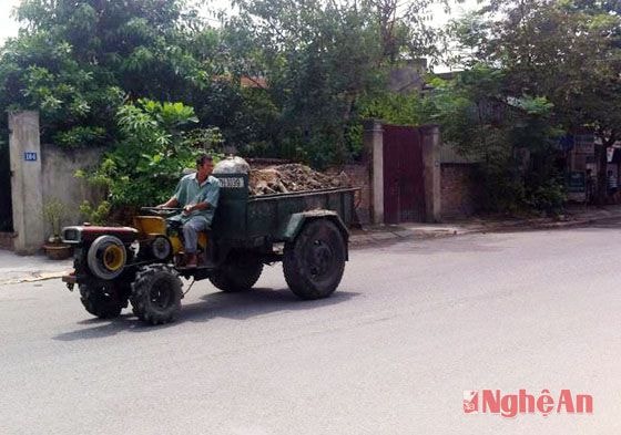 Xe công nông vẫn ngang nhiên lưu hành mặc dù đã có lệnh cấm từ hơn 7 năm trước. (ảnh chụp tại đường Nguyễn Trường Tộ, đoạn qua phường Đông Vĩnh, TP Vinh vào ngày 1/9)