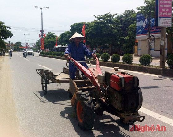 Người dân vô tư gắn đầu máy nông nghiệp với thùng xe để hoạt động chở hàng hóa chạy trên đường (ảnh chụp tại ngã tư Thị trấn Hưng Nguyên vào sáng ngày 3/9)