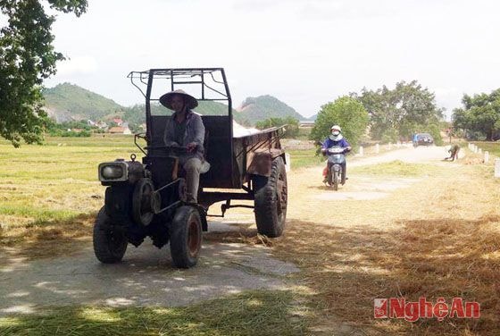 Để xảy ra tình trạng xe công nông chạy ngênh ngang trên đường cho thấy trách nhiệm của chính quyền địa phương và lực lượng chức năng còn chưa kiên quyết