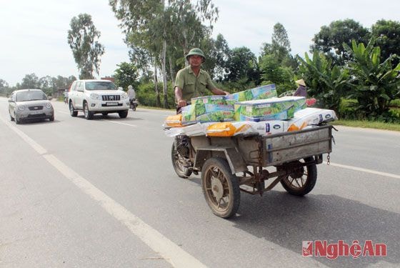 Xe cơ giới tự chế 3 bánh mặc dù cũng bị cấm lưu hành nhưng không hiểu vì sao vẫn ngang nhiên chạy trên đường QL46 (ảnh chụp qua địa phận xã Xuân Hòa, Nam Đàn)