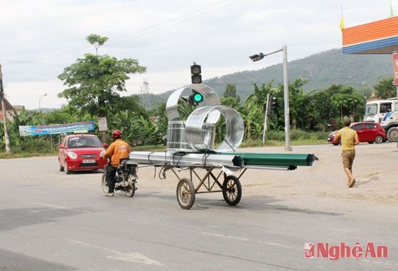 Xóa bỏ xe công nông, xe cơ giới tự chế thì xe kéo được dịp phát triển. Tuy nhiên, loại phương tiện này cũng đang tiềm ẩn nguy cơ tai nạn rất cao (ảnh chụp tại ngã 4, xã Vân Diên, Nam Đàn vào sáng 3/9)