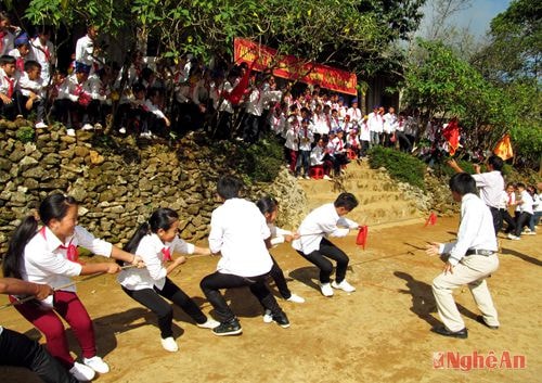 Thi kéo co tại Lễ khai giảng ở Trường THCS Na Ngoi (Kỳ Sơn). Ảnh: Hữu Vi