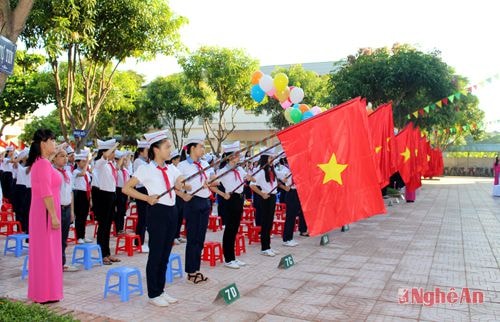 Chào cờ tại Lễ khai giảng ở Trường THCS Hưng Dũng (TP. Vinh).  Ảnh: Phương Thảo