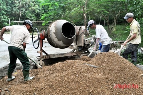 Làm đường giao thông ở xóm Đông Hiếu, xã Đông Hiếu (TX. Thái Hòa).  Ảnh: Công Sáng