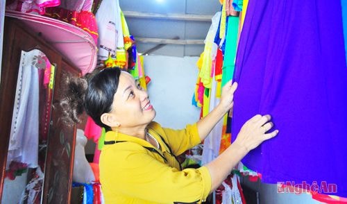 Chị Võ Thị Hồng Vân đang lựa chọn trang phục biểu diễn dân ca.