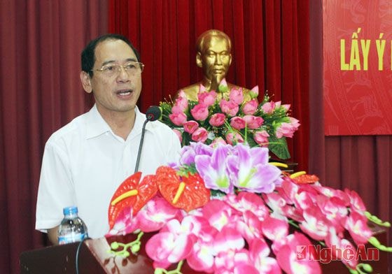 Ông Hoàng Quốc Hào, Giám đốc Sở Tư pháp phát biểu khai mạc hội nghị và trình bày các vấn đề trọng tâm để các đại biểu tham gia góp ý kiến