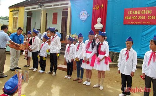 Cán bộ Tỉnh đoàn tặng quà học sinh Trường THCS dân tộc bán trú Na Ngoi (Kỳ Sơn).