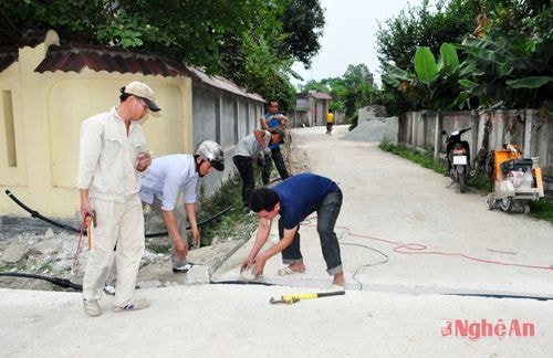 Lắp đặt hệ thống nước sạch về xã Nam Cát. Ảnh: Mai Hoa