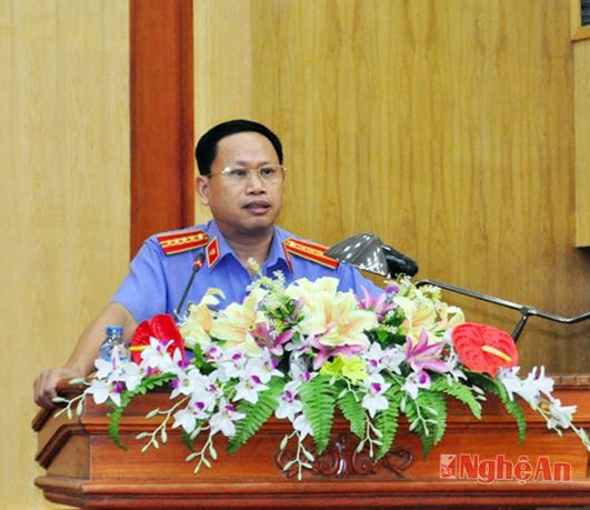 Đồng chí Tăng Văn Tuấn - Viện trưởng Viện Kiểm sát nhân dân tỉnh góp ý kiến xây dựng luật tại hội nghị