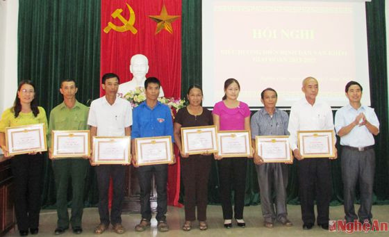 Khen thưởng cho các cá nhân có thành tích xuất sắc trong phong trào dân vận khéo giai đoạn 2013 - 2015