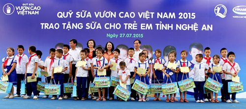 Bà Trương Thị Mai - Ủy viên Ban Chấp hành Trung ương Đảng, Chủ nhiệm Ủy ban các vấn đề về xã hội của Quốc hội cùng lãnh đạo Bộ LĐTBXH và đại diện lãnh đạo tỉnh, Quỹ Bảo trợ trẻ em Việt Nam và lãnh đạo Vinamilk trao tặng sữa cho các em học sinh tỉnh Nghệ An