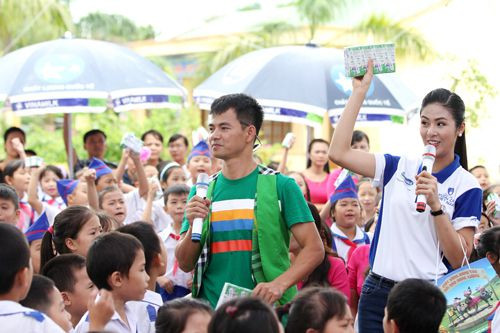 Các em học sinh gặp mặt, trò chuyện và cùng chơi những trò chơi vui nhộn cùng với các Đại sứ của chương trình Quỹ sữa Vươn cao Việt Nam là Nghệ sỹ hài Xuân Bắc và Hoa hậu Ngọc Hân