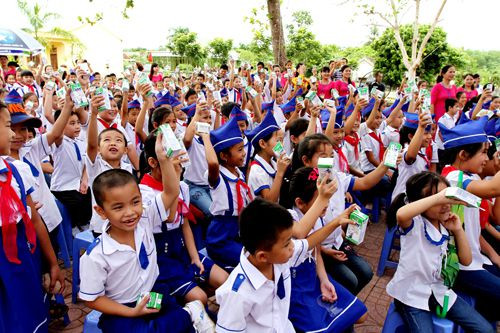 Niềm vui uống sữa của học sinh Trường Tiểu học Đông Hiếu, Thị xã Thái Hòa, Nghệ An