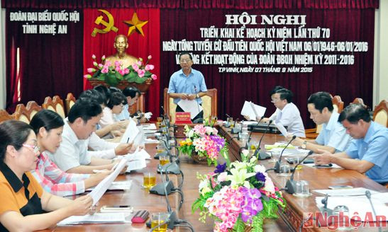 Đồng chí Phạm Văn Tấn - Trưởng đoàn đại biểu Quốc hội tỉnh báo cáo kết quả kỳ họp thứ 9 Quốc hội khóa XIII