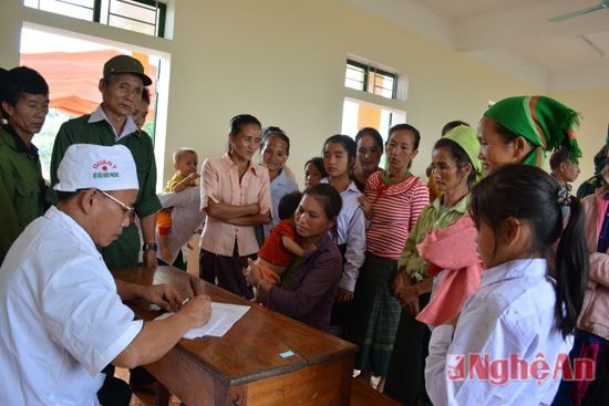 Đông đảo dân bản đến khám bệnh.