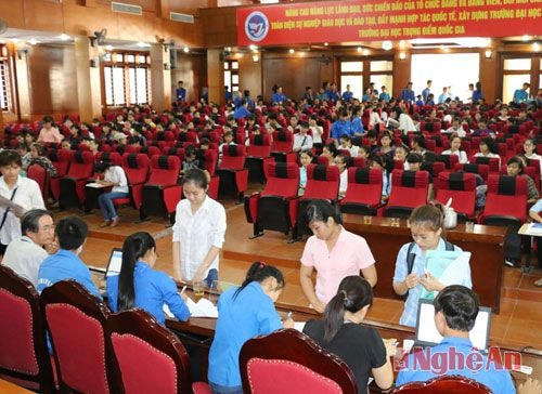 Ngày nhập học ở trường Đại học Vinh diễn ra nhộn nhịp vì có khoảng 400 tân sinh viên đến nhập trường