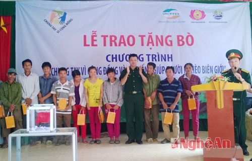 Ngoài nhận bò giống các gia đình còn được trao tặng 1 máy điện thoại trị giá 1 triệu đồng.