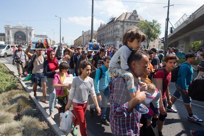 Người di cư đi bộ tới Áo từ nhà ga Keleti ở Budapest, Hungary ngày 4/9. Ảnh: THX/TTXVN