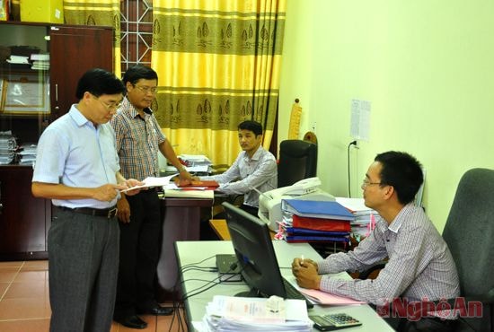 Lãnh đạo Ban Nội chính Tỉnh ủy trao đổi nghiệp vụ với cán bộ, nhân viên. Ảnh: Trần Hải