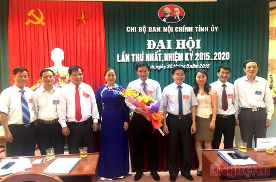 Lãnh đạo Ban và Đảng ủy Khối CCQ tỉnh tặng hoa cấp ủy nhiệm kỳ 2015 - 2020.