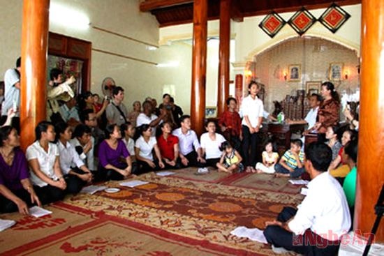 Buổi sinh hoạt về Dân ca ví, giặm xứ Nghệ tại đình làng Ngọc Sơn (Thanh Chương).