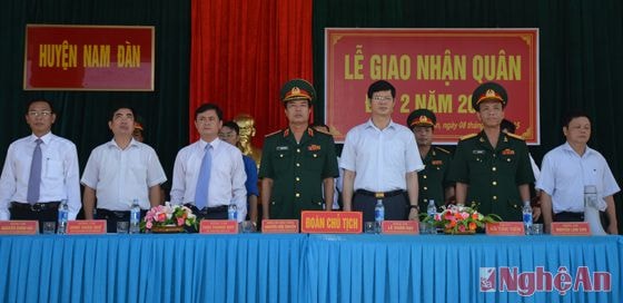 Các đại biểu tham dự Lễ giao nhận quân tại huyện Nam Đàn