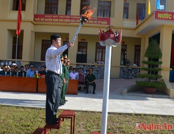 Đồng chí Thái Thanh Quý, Bí thư huyện ủy Nam Đàn thắp lửa truyền thống tại lễ giao nhận quân.