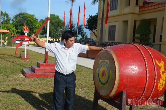 Chủ tịch UBND huyện Nam Đàn đánh trống mở hội tỏng quân.