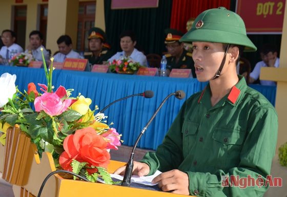 Tân binh hứa quyết tâm hoàn thành nhiệm vụ trước giờ lên đường.