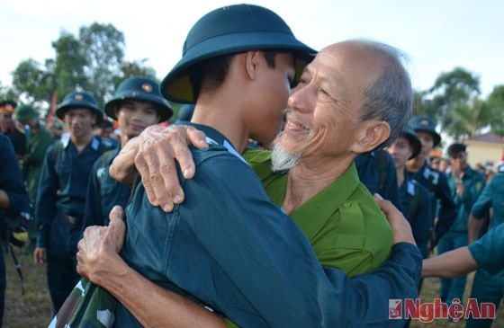 Các cựu chiến binh, người thân của tân binh tiễn đưa con em lên đường làm nhiệm vụ.