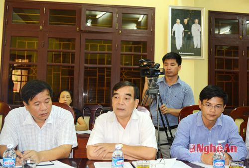 Đồng chí Trần Ngọc Danh - Giám đốc Sở Ngoại vụ khái quát tình hình hoạt động, công tác quản lý hoạt động của các tổ chức phi chính phủ nước ngoài 8 tháng đầu năm 2015.