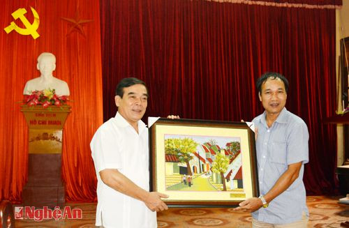 Đồng chí Nguyễn Thành Công thay mặt đoàn công tác trao tặng Sở Ngoại vụ bức tranh lưu niệm.