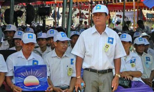 Ông Chlea Tang Sorn, người đứng, bị bắt do phát tán các tờ rơi vu cáo Việt Nam. Ảnh: PhnomPenhPost