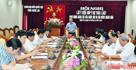 Đồng chí Phạm Văn Tấn - Trưởng đoàn đại biểu Quốc hội tỉnh báo cáo kết quả kỳ họp thứ 9 Quốc hội khóa XIII
