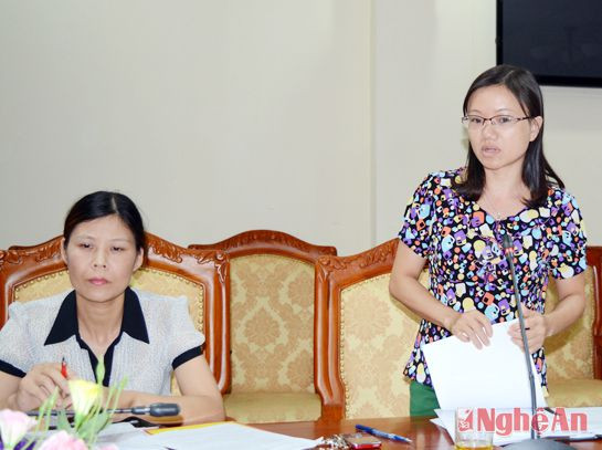 Bà Thái Thị An Chung - Phó trưởng ban Pháp chế HĐND tỉnh tham gia ý kiến góp ý vào dự thảo luật